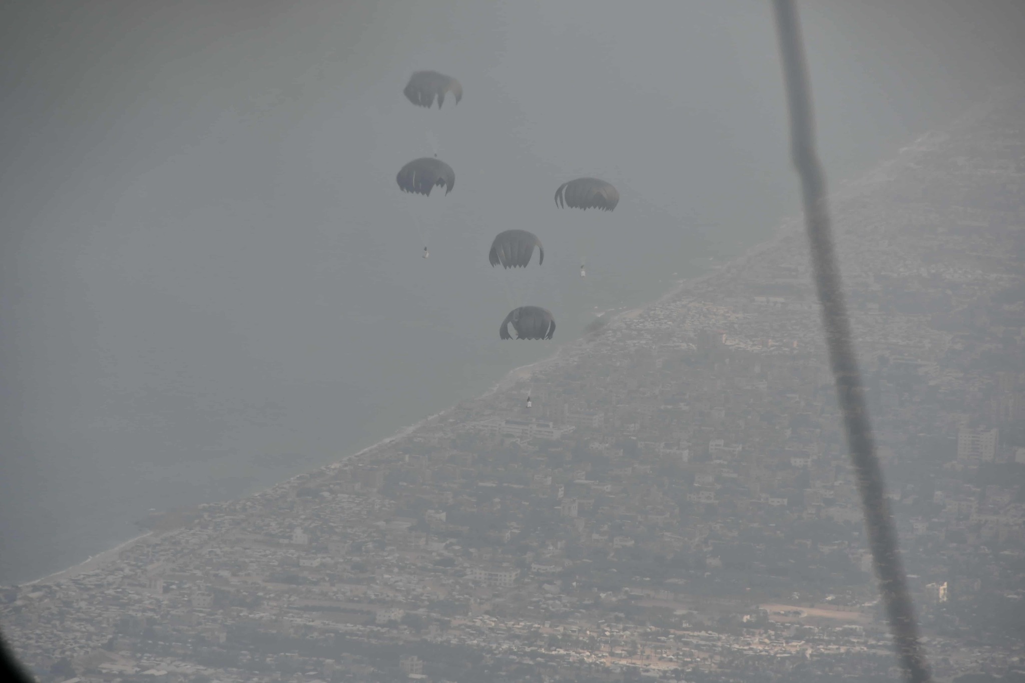 Egyptian and Emirati military transport aircraft have airdropped “tens of tons” of urgent assistance in northern Gaza 4 Egyptian and Emirati military transport aircraft have airdropped “tens of tons” of urgent assistance in northern Gaza 4